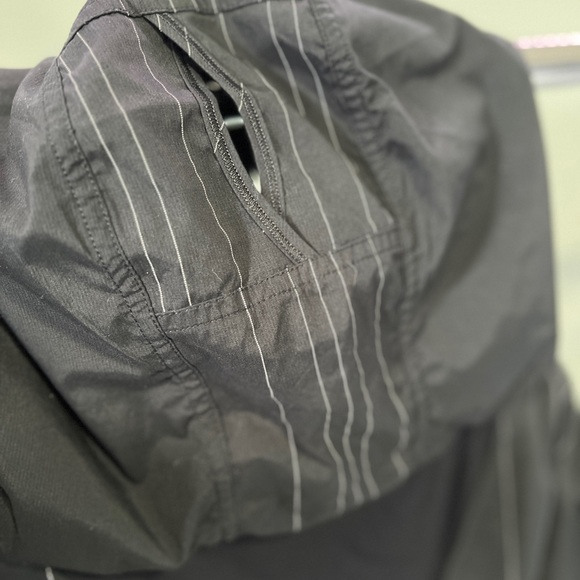 Lululemon black cropped running jacket size 6 - Picture 5 of 6